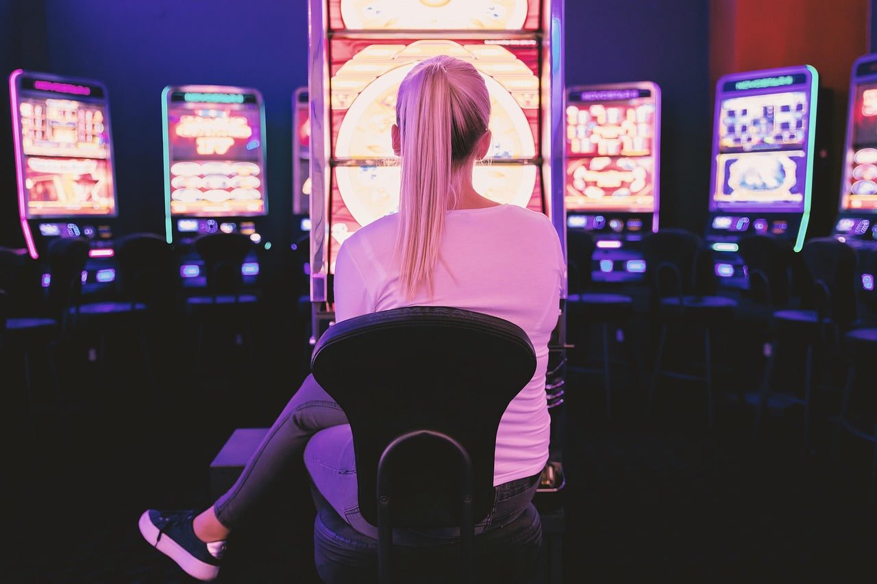 Bàn baccarat live casino trực tuyến tại hp88 với dealer chuyên nghiệp